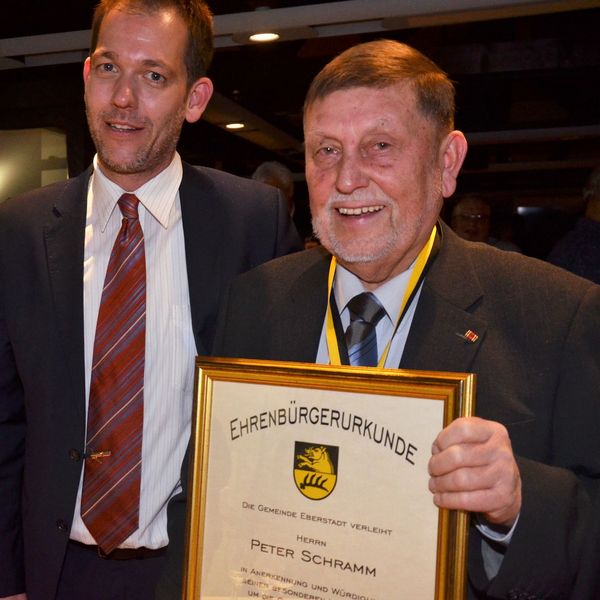 Eberstadts Bürgermeister Stephan Franczak überreicht Peter Schramm die Ernennungsurkunde zum Ehrenbürger (Foto: Ewald Walker)