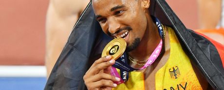 Leo Neugebauer (VfB Stuttgart) mit seiner Goldmedaille.
