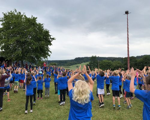 Weite Sätze und Würfe bei „WLV Kinderleicht-Athletik VOR ORT“ in Steinheim am Albuch