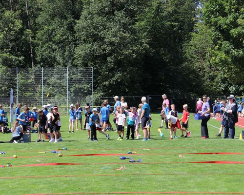 "Grundschule trifft Kinderleichtathletik" bei strahlendem Sonnenschein in Duttenberg 
