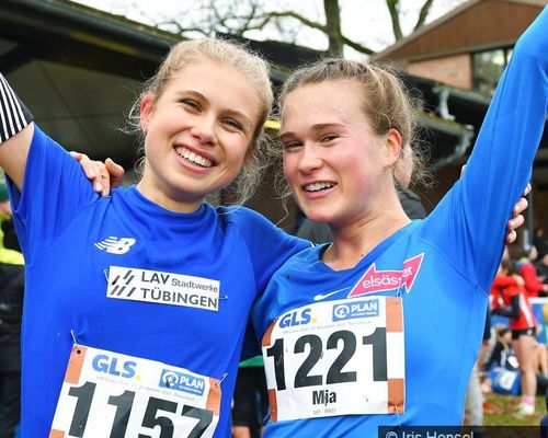 Lisa Merkel (LAV Stadtwerke Tübingen) gilt als Top-Favoritin auf der 10.000 Meter Distanz. Hier freut sie sich gemeinsam mit Mia Jurenka (VfL Sindelfingen), die ebenfalls an diesem Wochenende teilnimmt, bei den DM Cross im Jahr 2024.
